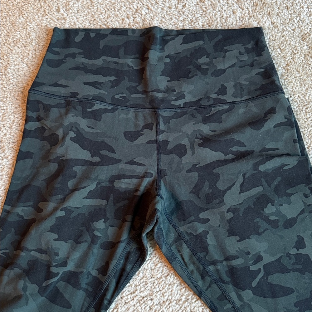 Lululemon camouflage camo green black leggings pants stretchy pull on size 10 - Picture 4 of 5